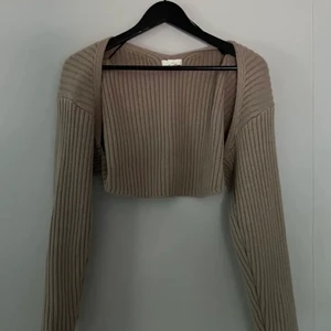 Beige kofta  - Så fin beig slutsåld kofta från hm, använd 2 gånger så i nyskick! Skriv vid intresse