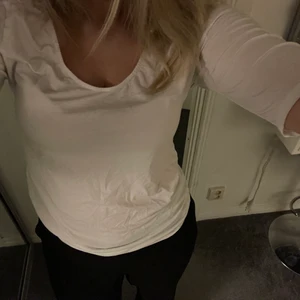 Filippa K   - Säljer min fina vita tshirt från Filippa K. Den är i storlek S. Den är i bra skick. Skriv för fler bilder och vid intresse.😊🫶🏻 