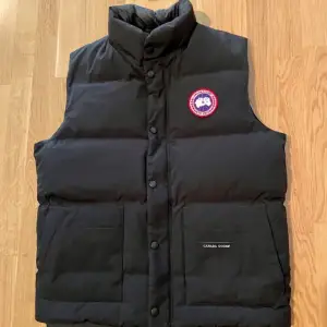 Canada Goose Väst i nyskick säljs pga att den inte används så mycket Pris diskuteras vid snabb affär 