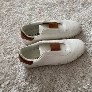 Sneakers - Vita sneakers från NA-KD. Strl 39