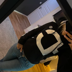 DirtCült  - DirtCült hoodie i storlek Xs har lite repor på märket (se bild 3) men inget man tänker på 