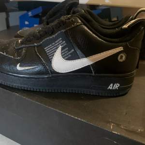 Ett par Nike air force 1 ’07 LV8 