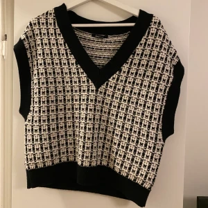 Stickad väst - Stickad väst från Ginatricot i storlek S, går att ha både med eller utan t-shirt under. Superfin men kommer tyvärr inte till användning längre