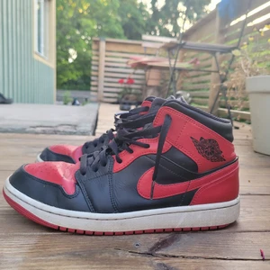 Jordan 1 - Ganska bra skick, cirka 1-2 gamla.  Nypris 1400kr.  Storlek 43 Skorna är köpta på Nike Official
