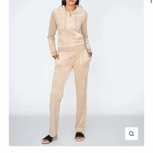 Juicy couture set - Jättefint beiget juicy set. Inte använd så himla mycket. Tröjan är i S och byxorna i Xs. Köpt på raglady i arkaden. Pris kan diskuteras, skriv för flera bilder💞☺️