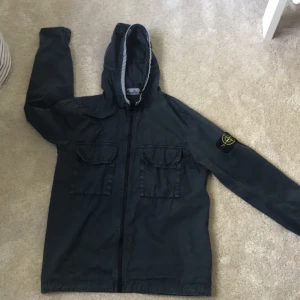 Stone island jacka - Använd cirka 5 gånger. Köpt på stone island butiken vid Stureplan. Pris kan diskuteras.