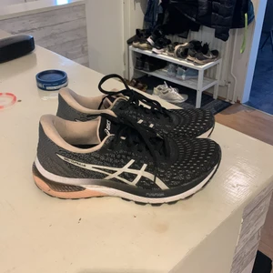 Träningsskor - Fina skor, i fint skick. Skriv vid mer frågor/bilder Kostar runt 1500kr ny har jag för mig 🫶🏻