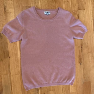 Soft Goat kashmir-tröja  - Kashmirtröja från Soft Goat, kortärmad, storlek M, knappt använd. Ljusrosa och i fantastisk kvalitet. 