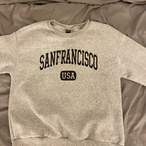 sweetshirt stl S  - knappt använd, ca 5 månader gammal 