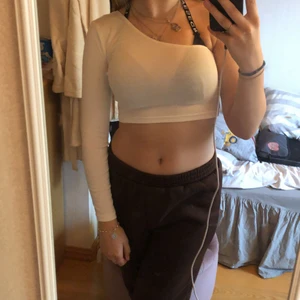Vit topp - Säljer denna tröja från shein som jag inte använt på ganska länge och tror inte jag kommer göra det heller💕 den är lite genomskinlig vilket man ser på bilderna, satte bara på den lite snabbt för att ta kort så man ser passformen