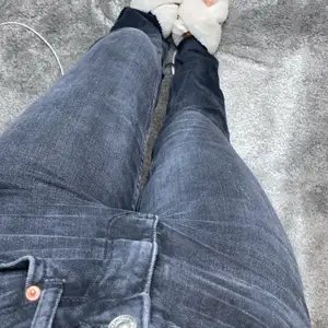 gråa Bootcut jeans från Gina 