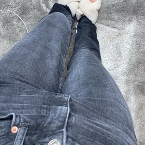 Bootcut byxor ifrån Gina  - gråa Bootcut jeans från Gina 