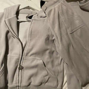 Juicy couture set  - Säljer mitt juicy set i färgen quiet grey. Hoodie i storlek S och byxan är i XS