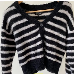 Stickad randig kofta  - Skit snygg kofta. Fick den i present för ett år sen. Men alldrig andvänd då den inte riktigt var min stil. Är en xs men sitter som en s på mig💗💞🥰💕