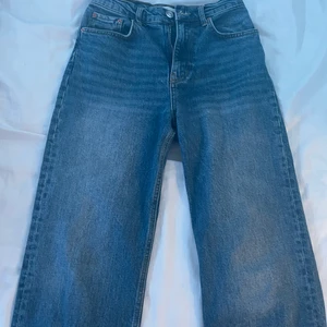 Jeans från gina tricot  - Ett år jeans som ej kommer till användning längre! Midjemått: 80 cm innerbenslängd: 70cm ❤️