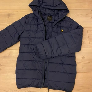 Lyle & scott jacka  - Säljer min mörkblåa Lyle & scott jacka då jag tycker att den är lite för stor för mig. Det står storleken är 13 - 14 och den passar s. Super bra skick. Jag säljer för 650 och den kostade 900 från början. Pris kan diskuteras och köparen står för frakten. 
