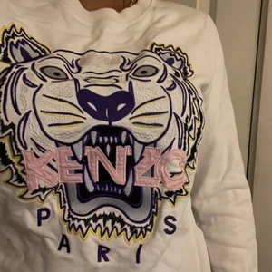 Kenzo tröja - Säljer den här super snygga kenzo tröjan då den har blivit liten på mig. Vid mer info hör av dig 💕
