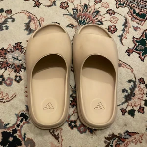 Adidas - Yezzy slides andvända fåtal gånger lite smutsiga men det går att tvätta bort 