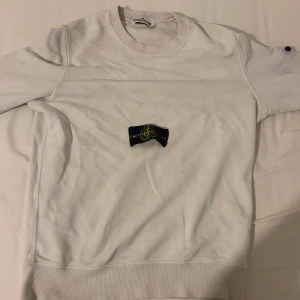 Stone island sweatshirt Stolek S - Den är nyskick, Storlek S, den är vit och den är äkta såklart. Kan mötas upp eller frakta 