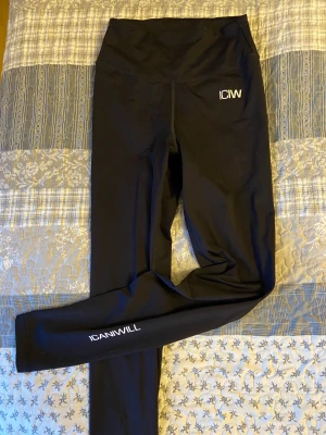 Träningskläder  - Svarta ICIW träningsbyxor nästan helt oanvända strl xs300 kr , AIMN tränings shorts gråa storlek S 250 frakt ingår i priset (aldrig använda)   Freddy byxor beige storlek S använda sällan men i bra skick !  250kr Allt för 300kr