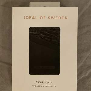 En helt ny kort hållare till mobilen från ideal of sweden med Magnetic att den ska hålla bakom mobilen
