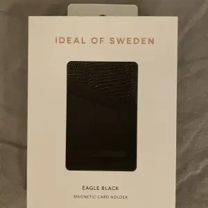 En helt ny kort hållare till mobilen från ideal of sweden med Magnetic att den ska hålla bakom mobilen
