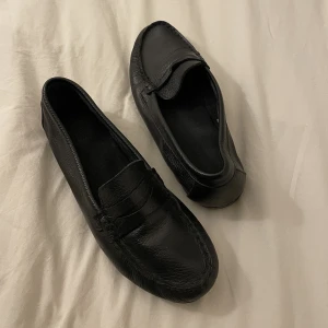 Mockasiner  - Svarta mockasiner i fint skick. Använda en gång.