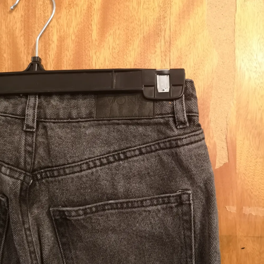Ett par raka stengrå jeans från Monki i storlek 26, cn 160/66A.  Fåtal gånger använda då de är för korta för mig som är 168 cm lång. Kommer vara perfekta för någon som är kortare😍  Frakt på 49 kr tillkommer. . Jeans & Byxor.