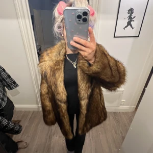 pälsjacka  - säljer min sååå coola pälsjacka (faux fur!) den är köpt secondhand, kan knäppas med en hake fram. superskick! möts helst upp pga jackans storlek/vikt, men kan också skicka. 🪩köparen står för frakt !!!🪩