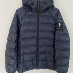 Peak Performance jacka  - Mörkblå dunjacka med luva Strl M säljes