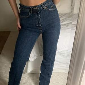 Ett par raka jeans från weekday i modellen rowe storlek 25/30 