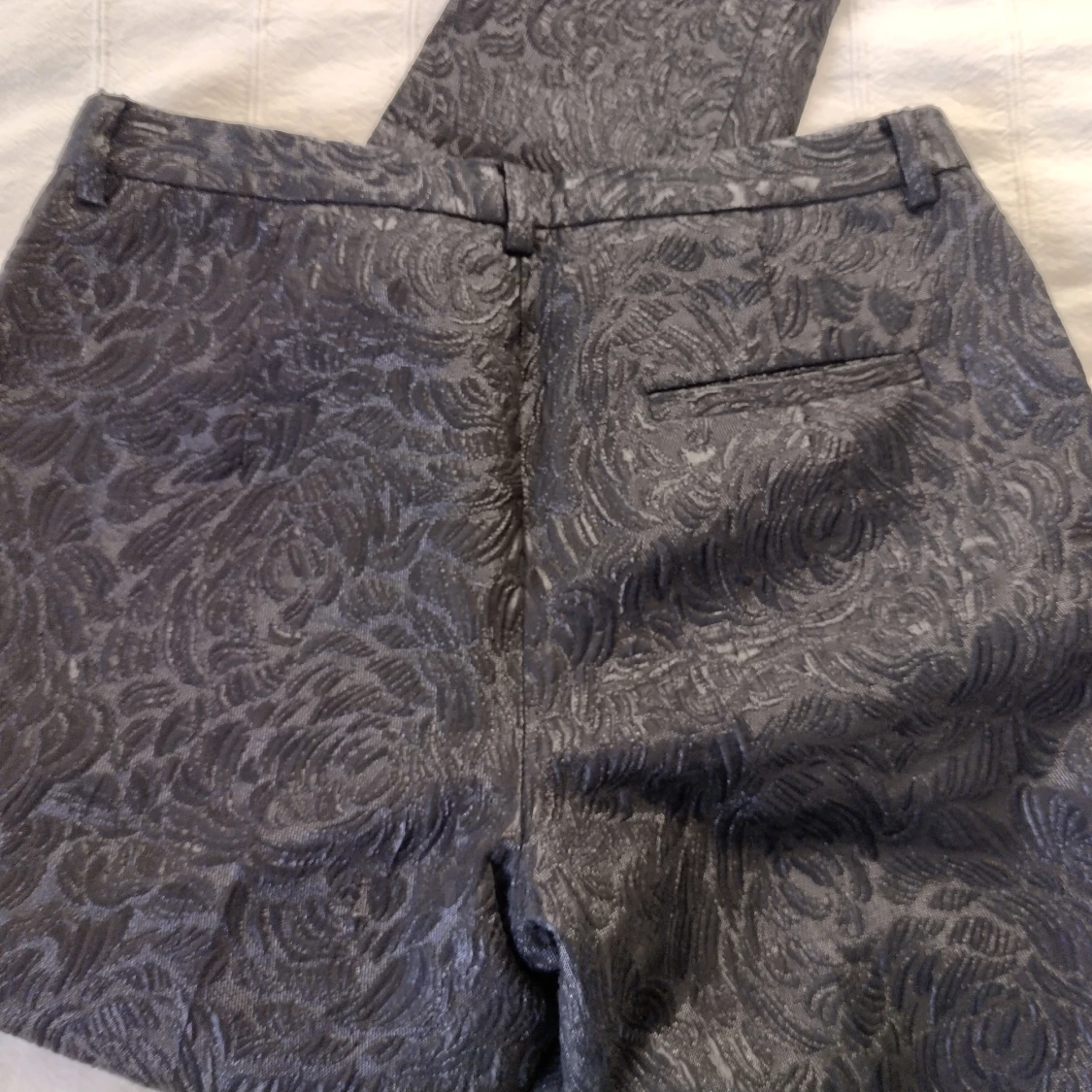 Skimriga svarta kostymbyxor, ankelmodell, storlek 36 - 91