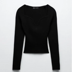 Zara topp - Säljer nu min fina tröja då jag inte tycker den passar just min kropp och inte är min stil längre💗👍💋🫶 säljer för 100kr  (orginalpris 299kr)❤️