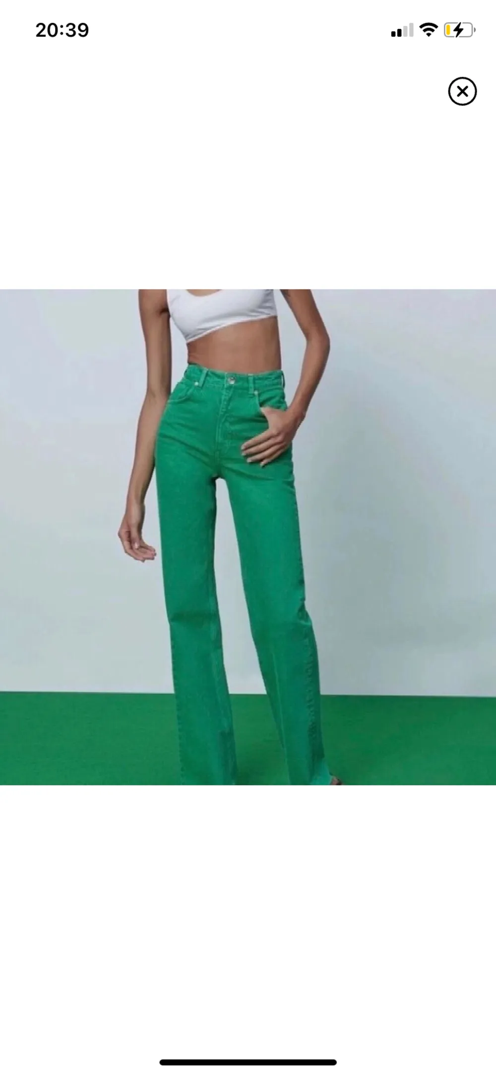 Gröna jeans från Zara! Jättesnygga men kommer tyvärr inte till användning, använda 2 ggr så bra skick! Nypris 399kr, strl 40 men skulle säga att de är lite små i storlek. Jeans & Byxor.