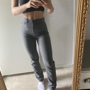 grå kostymbyxor  - Jättefina gråa kostymbyxor köpta på humana. Säljer pga sitter för tajt för min smak🥲  Passar någon mellan 150-165 ish beroende på hur långa man vill att de ska vara(jag e 160cm). Vet ej märke men det står made in Italy. Skriv gärna för fler frågor/bilder