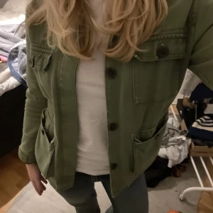 Zara Army/parkas Jacka  - Intressekoll på min skitsnygga gröna zara jacka!! Köpt för ca 3 år sen på barnavdelningen, strl 164 vilket motsvarar en xs-s✨👐👐👐