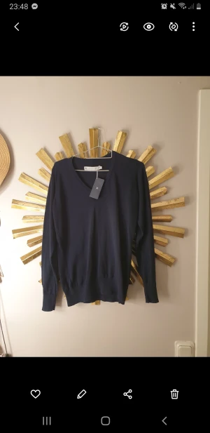 Tröja i nyskick  - Långärmad tröja med v-neck från närkeh James Harvest, helt ny med lappen kvar. Nypris är 699kr