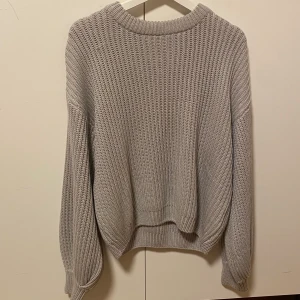 Stickad tröja från NAKD - Stickad grå tröja från NAKD. Endast använd ett par gånger, nyskick. Detta känns inte som dendär stickade tröjan som blir ful och noppig efter bara några tvättar utan tyget känns rejält och hållbart! Ett basicplagg som alla behöver ha i sin garderob 🥰