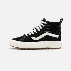 vans sk8-hi MTE 1 - vans sk8-hi mte 1 i grön mocka som är ”vintersko modellen” som är fodrade och med en grövre sula än de vanliga vansen. Köpta för 1200kr och är nästan oanvända, passar bra nu till vintern eftersom de är varma och inte har en glatt sula😆priset kan disskuter