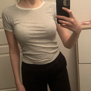 T-shirt  - T-shirt från Gina tricot i storlek S, 50kr. Köparen står för frakten