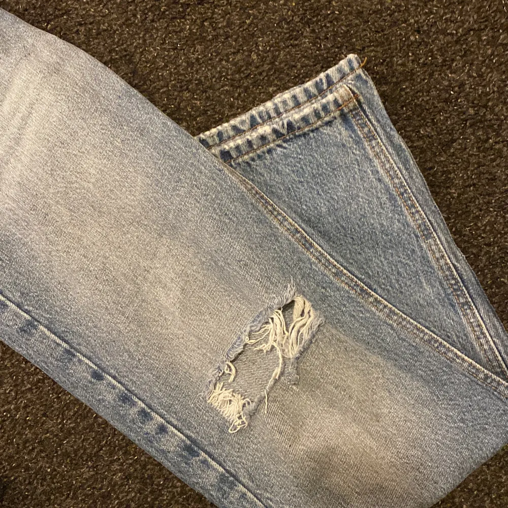 Fina jeans från pull&bear. Köptes på MOS i somras och har kommit till användning 1 gång. Säljer för att jag tycker inte dom passar på mig och då är de var sonligt om dom ligger i garderoben. Köpes för 599. TRYCK INTE PÅ KÖP NU. Jeans & Byxor.