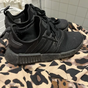 Addidas  - Säljer ett par snygga addidas skor i gott skick storlek 38