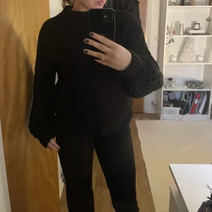 svart stickad tröja - Superfin stickad tröja med fint mönster på ärmarna💕