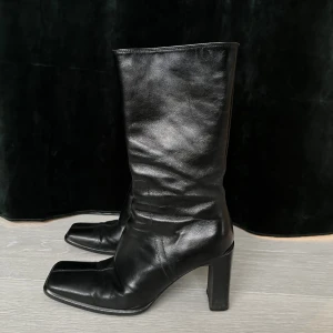 Boots  - Säljer ett par assnygga boots som går upp till vaden. Dessa är köpta secondhand och är i bra skick. De är i riktigt skinn och jag har även lackat dem för att fräscha upp dem. Skriv ifall du är intresserad<3