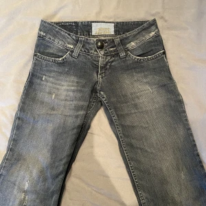 Lågmidjade jeans - Sjukt snygga lågmidjade jeans som jag tyvär måste sälja då jag har för många jeans. Storlek 34, midjemått 65, innebenslängd 84💙skriv för fler frågor💙kan köpas direkt för 450 + frakt 💙