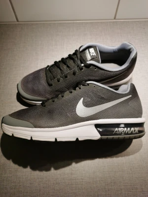 Nike Air Max - Nike Air Max Sequent Black/Metallic/Silver Använd max 5 gånger, säljer då dom är för små för mig. Storlek 40  