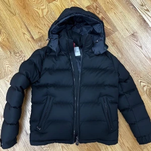 Moncler Montgenevre navy jacka  - Storlek 4  Bra skick Kvitto finns  Hämta i Stockholm  Bara en flaw på cuff 