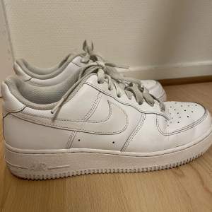 Vita Nike Air Force 1 i storlek 40. Säljer dessa då de är lite för stora för mig men de är använda endast ett fåtal gånger och är i relativt bra skick! Skosnörerna är lite smutsiga men det kan man lätt tvätta💓Originalpris är 1200 men säljer för 850 kr❣️