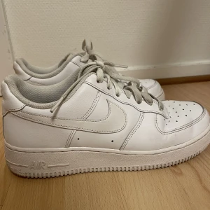 Nike Air Force 1 - Vita Nike Air Force 1 i storlek 40. Säljer dessa då de är lite för stora för mig men de är använda endast ett fåtal gånger och är i relativt bra skick! Skosnörerna är lite smutsiga men det kan man lätt tvätta💓Originalpris är 1200 men säljer för 850 kr❣️