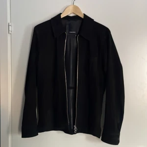 J.Lindeberg Jacka Strlk S - Riktigt fet Mocka jacka från J.Lindeberg. Använd fåtal gånger för att den inte riktigt är lämplig för vinteranvändning men till våren så blir den tvärfet och kommer definitivt komma till användning.